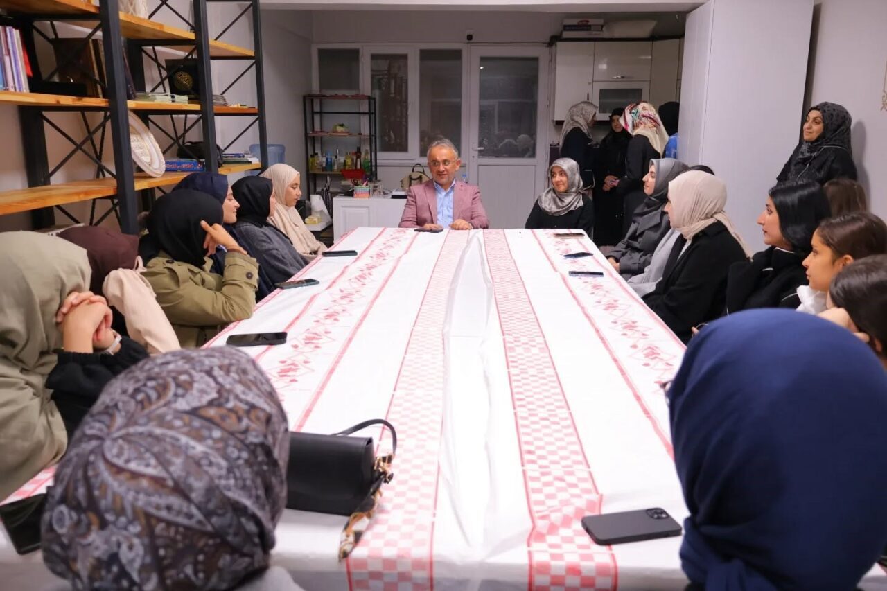Bayburt’ta üniversite öğrencilerine gençliğin önemi ve ahlaki sorumluluk bilinci anlatıldı.
