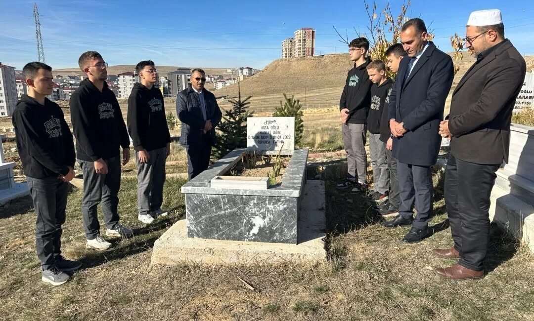 24 Kasım Öğretmenler Günü'nde, Bayburt'ta vefat eden öğretmenler mezarları başında