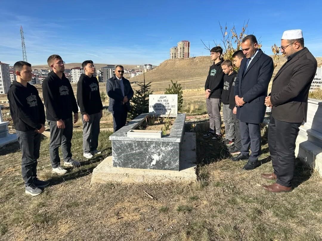 24 Kasım Öğretmenler Günü’nde Bayburt’taki vefat eden öğretmenler mezarları başında anıldı