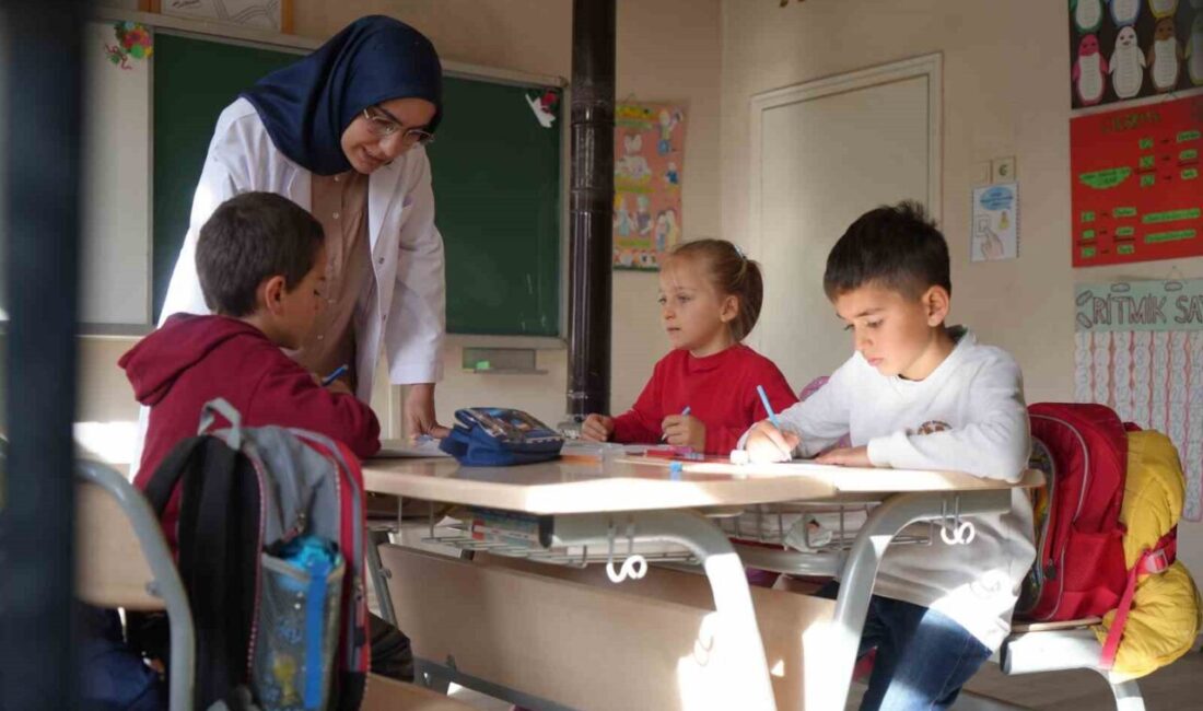 Zahide Aydın, Bayburt'un Yoncalı köyünde 7 yıldır öğretmenlik yapıyor. Sınıfındaki