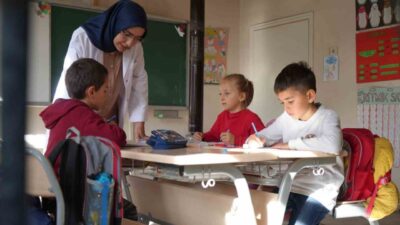 Zahide Aydın, Bayburt'un Yoncalı köyünde 7 yıldır öğretmenlik yapıyor. Sınıfındaki