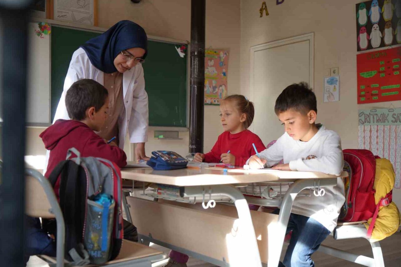 Zahide Aydın, Bayburt'un Yoncalı köyünde 7 yıldır öğretmenlik yapıyor. Sınıfındaki