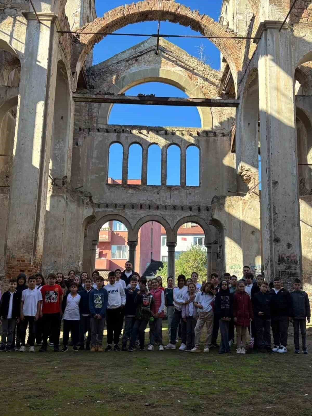Bayırköy Belediyesi, ilkokul öğrencilerini Bilecik'in tarihi ve kültürel alanlarında gerçekleştirilen