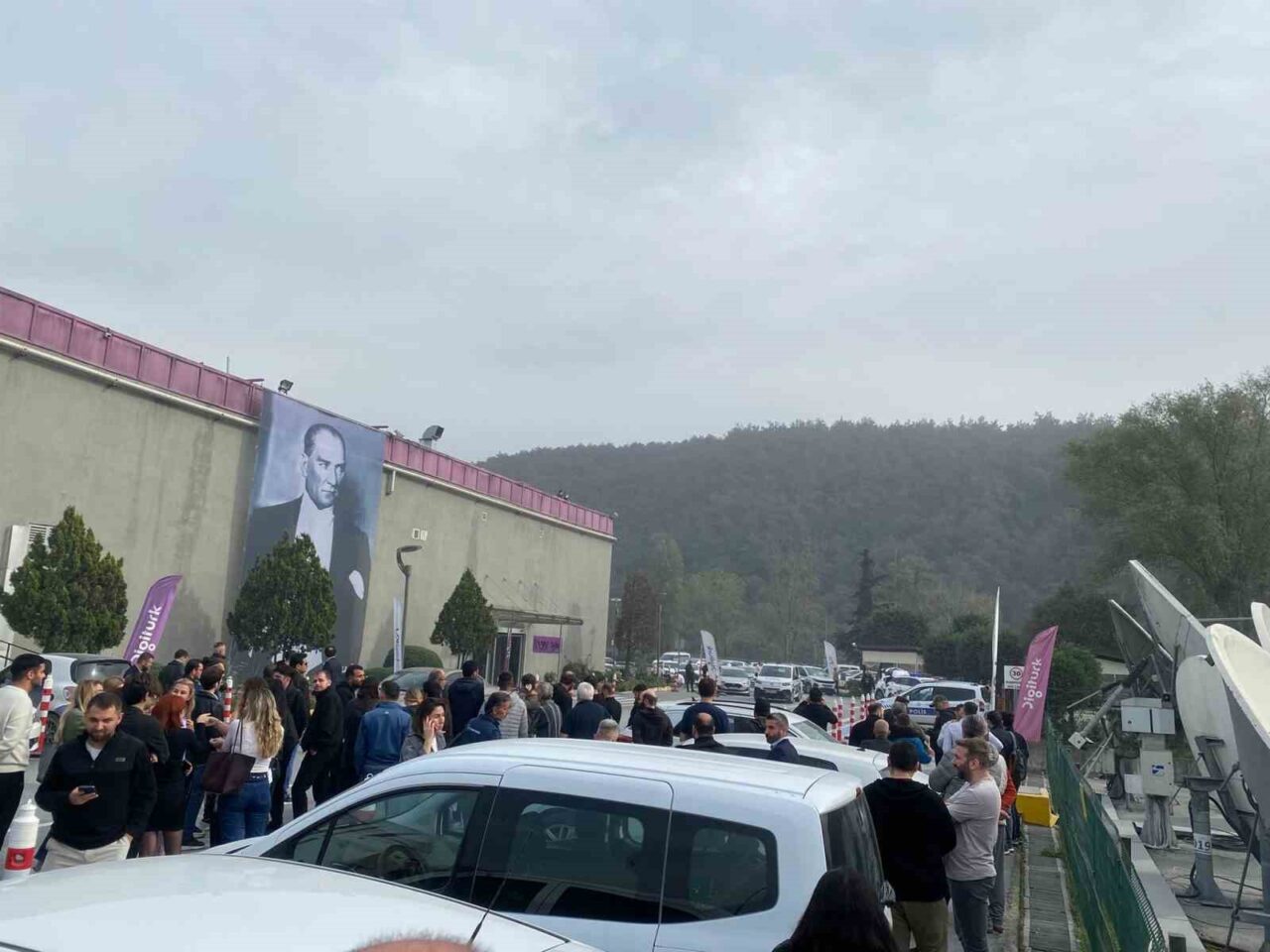 Sarıyer Ayazağa'daki beIN Sports binasında silahlı bir kişi paniğe yol