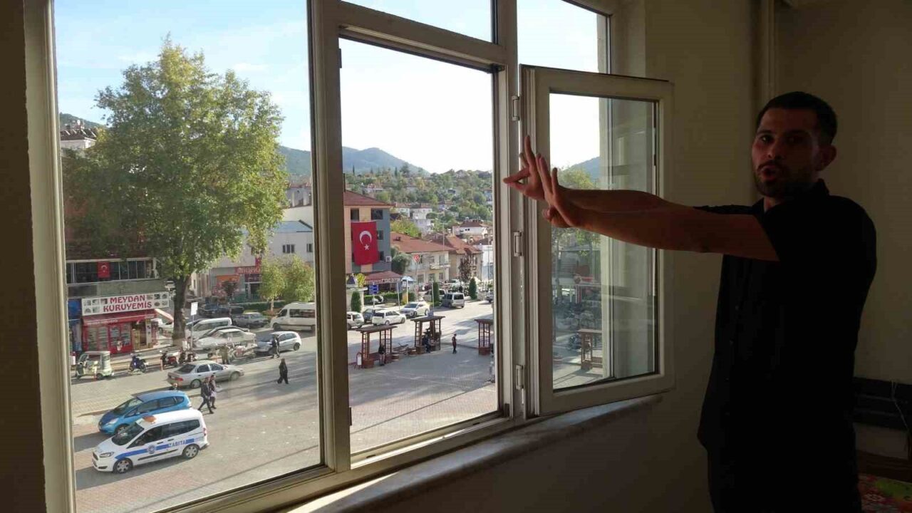 Burdur'un Bucak ilçesinde, Cumhuriyet Bayramı kutlamaları sırasında genç işyeri sahibi