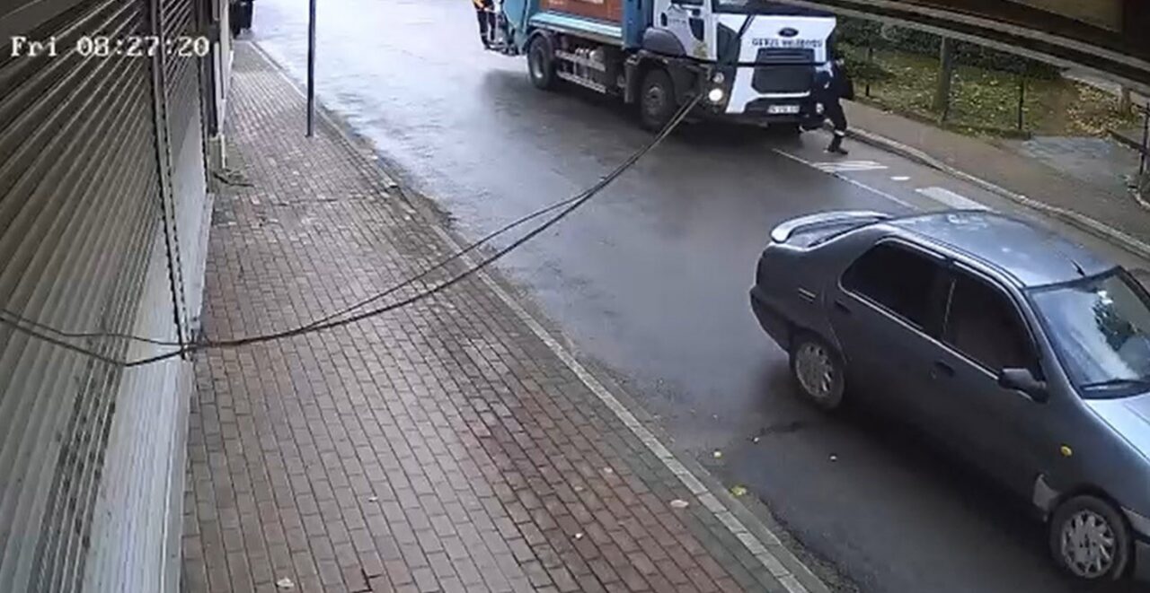 Kocaeli'nin Gebze ilçesinde, belediye çalışanı Cesim Açık, çöp kamyonunun altında