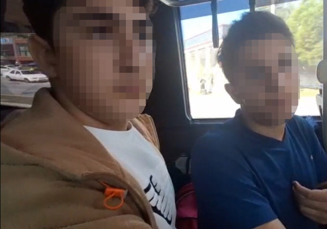 Bodrum'da, KYK'dan Turgutreis'e giden belediye otobüsüne binen altı öğrenci, valizlerinin