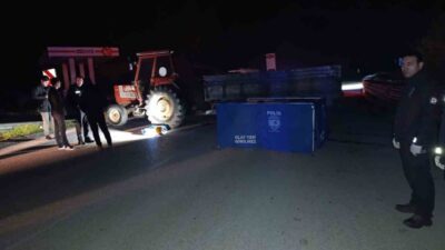 Düzce'de Gölyaka Belediyesi'nin yaptığı yol çalışmaları sırasında yola bırakılan traktöre