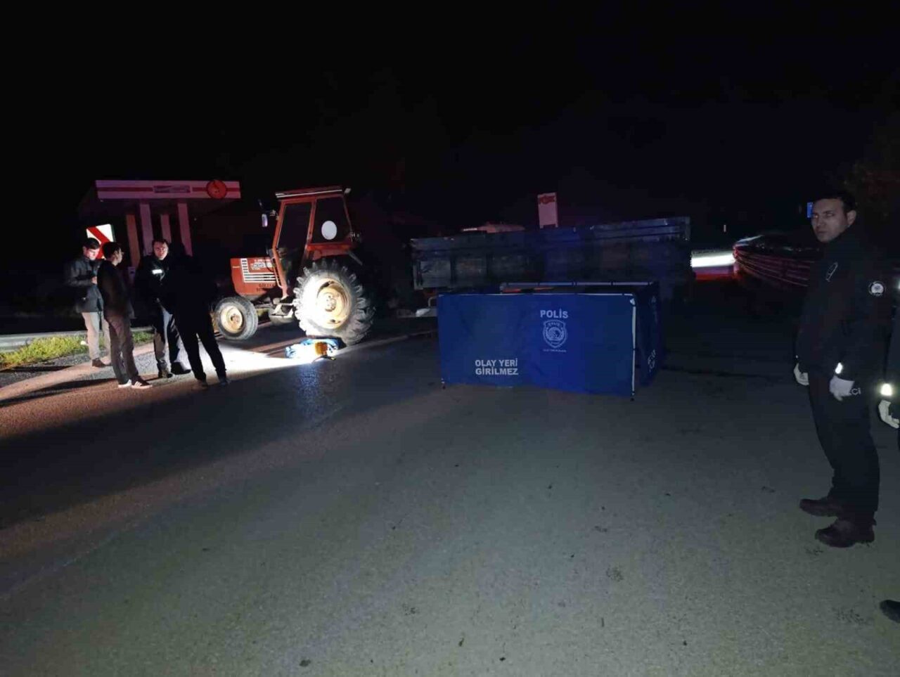 Düzce'de Gölyaka Belediyesi'nin yaptığı yol çalışmaları sırasında yola bırakılan traktöre