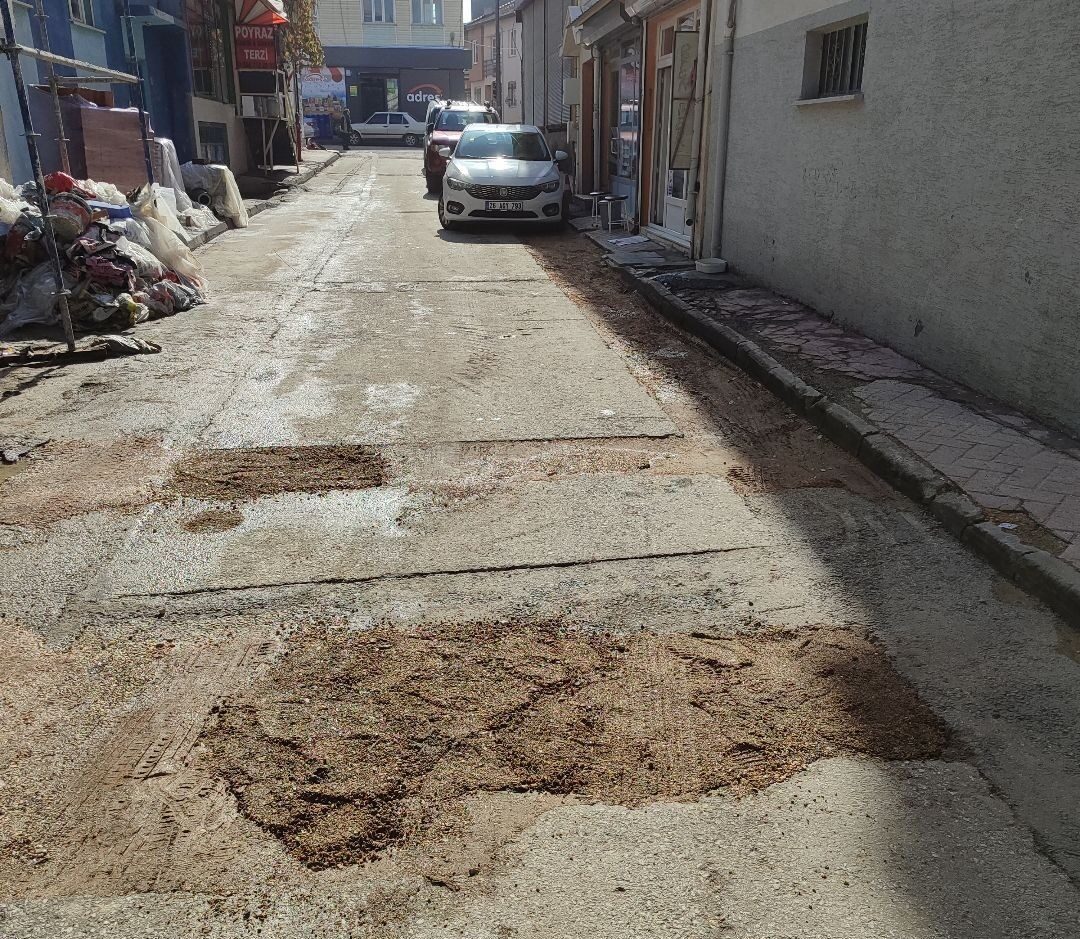 Eskişehir'de 71 Evler Mahallesi'nde, inşaat çalışmaları nedeniyle oluşan çukurlar vatandaşlar