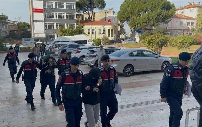 Aydın’da Park Halindeki Kamyonetten Zeytin Çalan Şüpheliler, Jandarma Tarafından Ele Geçirildi Aydın'ın Efeler ilçesinde park halindeki bir kamyonetten zeytin çalan şüpheliler,
