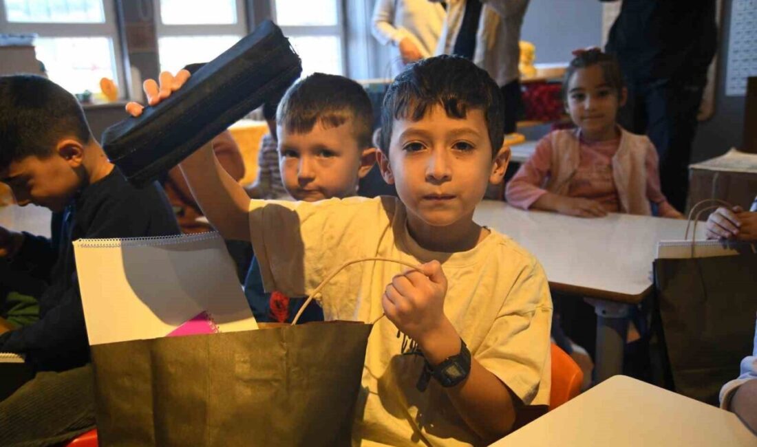 Sındırgı’daki Depremzedeler İçin Beşiktaşlı Derneklerden Moral ve Destek Paketi Dağıtımı Yapıldı Sındırgı'daki depremler sonrası Balıkesir Beşiktaşlılar Derneği, çocuklara kırtasiye ve spor