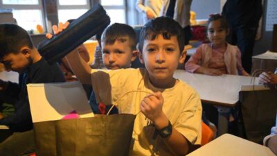 Sındırgı'daki depremler sonrası Balıkesir Beşiktaşlılar Derneği, çocuklara kırtasiye ve spor