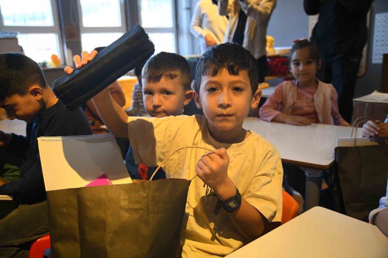 Sındırgı'daki depremler sonrası Balıkesir Beşiktaşlılar Derneği, çocuklara kırtasiye ve spor