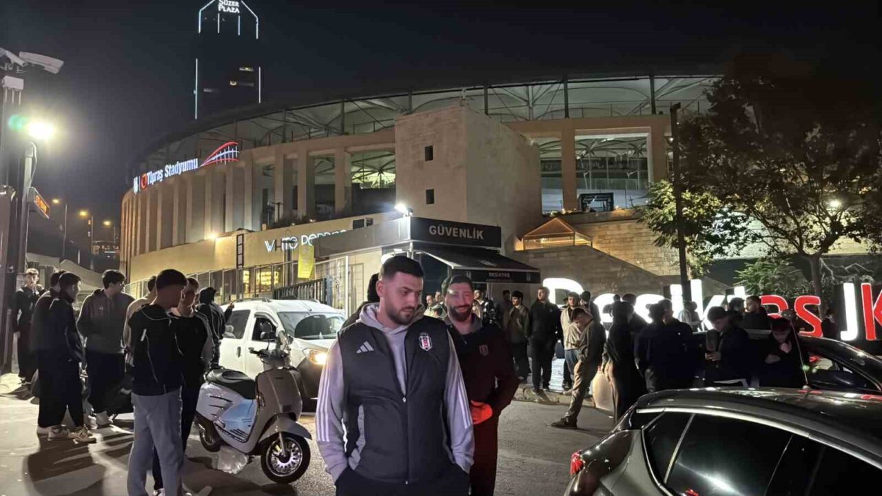 Beşiktaş'taki Fenerbahçe derbisi öncesi, taraftarlar arasında pankart hazırlığı sırasında çıkan