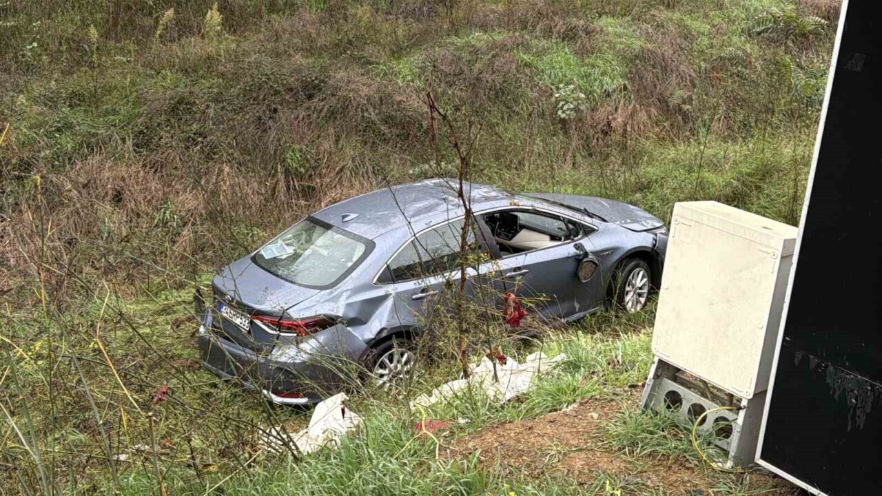 Beşiktaş'ta yağmur nedeniyle kayganlaşan yolda direksiyon hakimiyetini kaybeden Avni Karaveli'nin