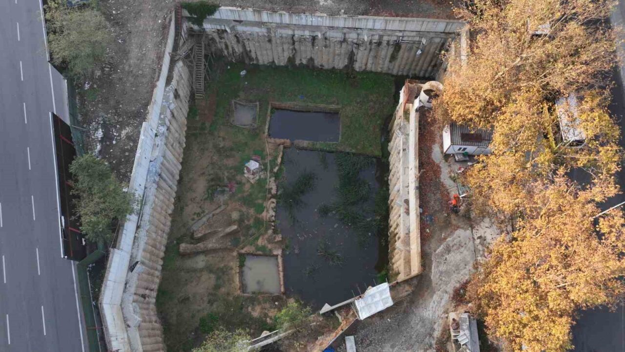 İstanbul Beşiktaş Meydanı'ndaki metro inşaatı sırasında 2016'dan beri süren arkeolojik