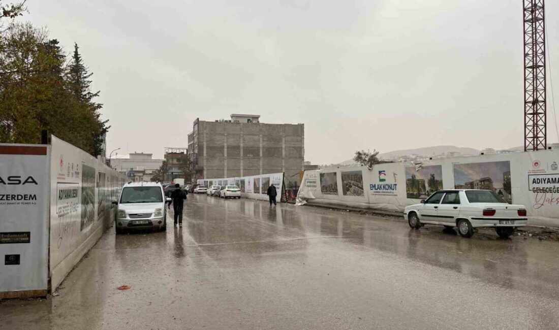 Besni’de Kuraklık Sonrası Yağmur Yüzleri Güldürdü, Su Birikintileri Oluştu Adıyaman'ın Besni ilçesinde uzun süreli kuraklığın ardından sabah saatlerinde başlayarak