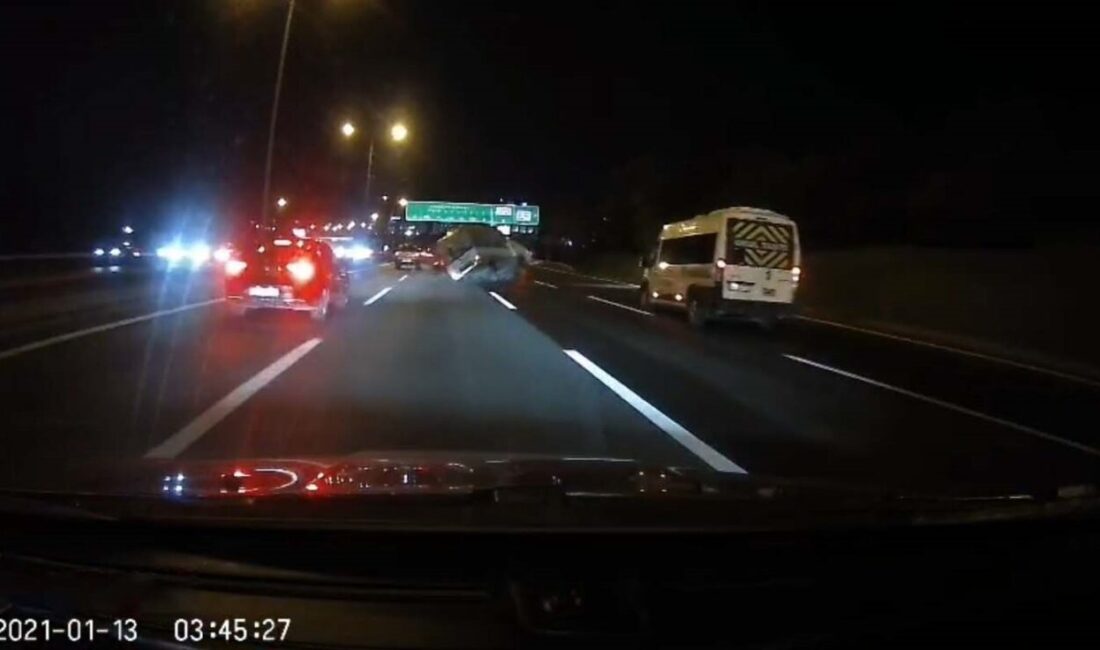 Kavacık'ta, TEM Otoyolu’nda makas atan bir otomobil, kontrolünü kaybederek yandan