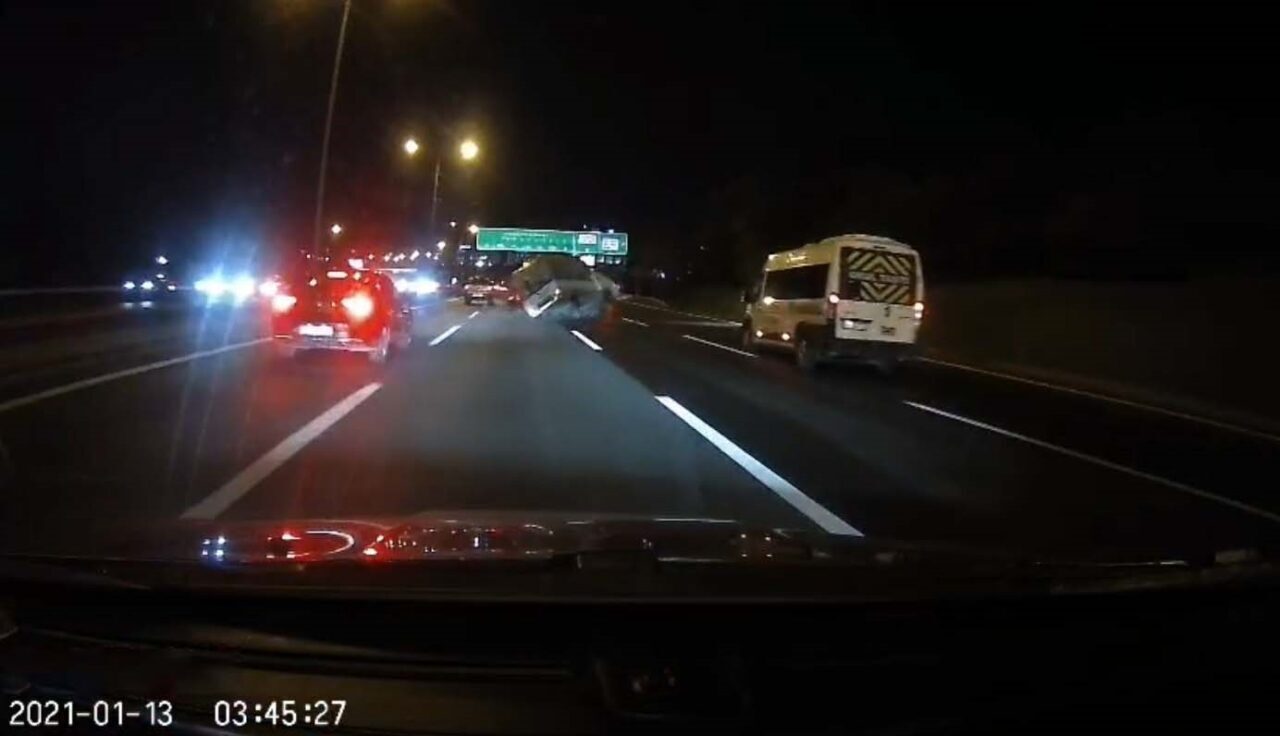 Kavacık'ta, TEM Otoyolu’nda makas atan bir otomobil, kontrolünü kaybederek yandan