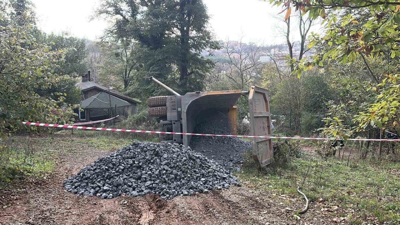 İstanbul'un Beykoz ilçesinde M.Ç. yönetimindeki mıcır yüklü kamyon, toprak yolda