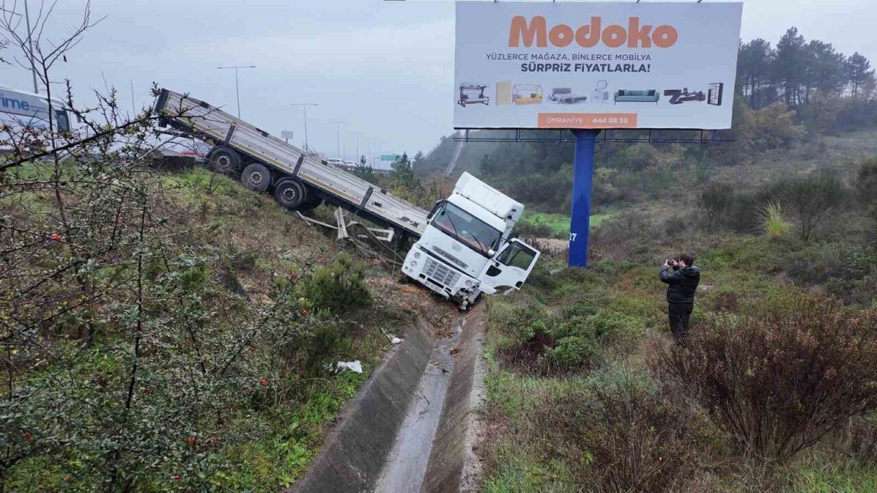 Kuzey Marmara Otoyolu’nda etkili sağanak, O.Ö.'nün kullandığı tırın devrilmesine yol
