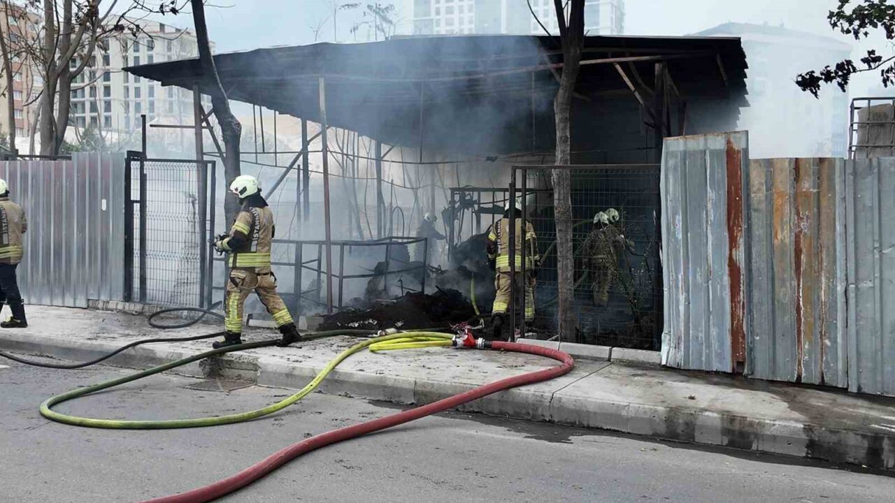 Beylikdüzü'nde boş bir kulübede çıkan yangın sabah saatlerinde paniğe yol