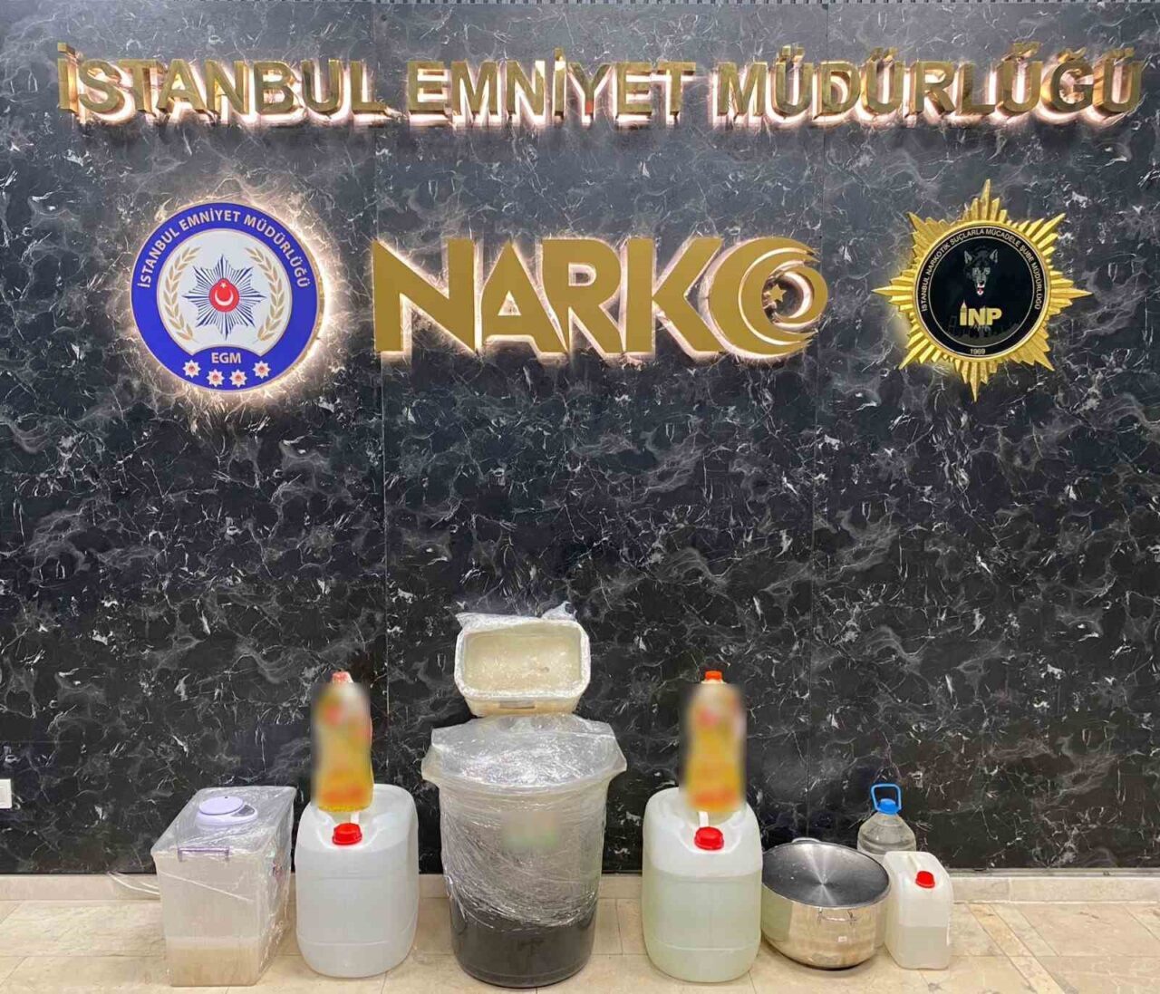 İstanbul Narkotik polisi, 16 Kasım'da Beylikdüzü'ndeki bir evde uyuşturucu imalatına