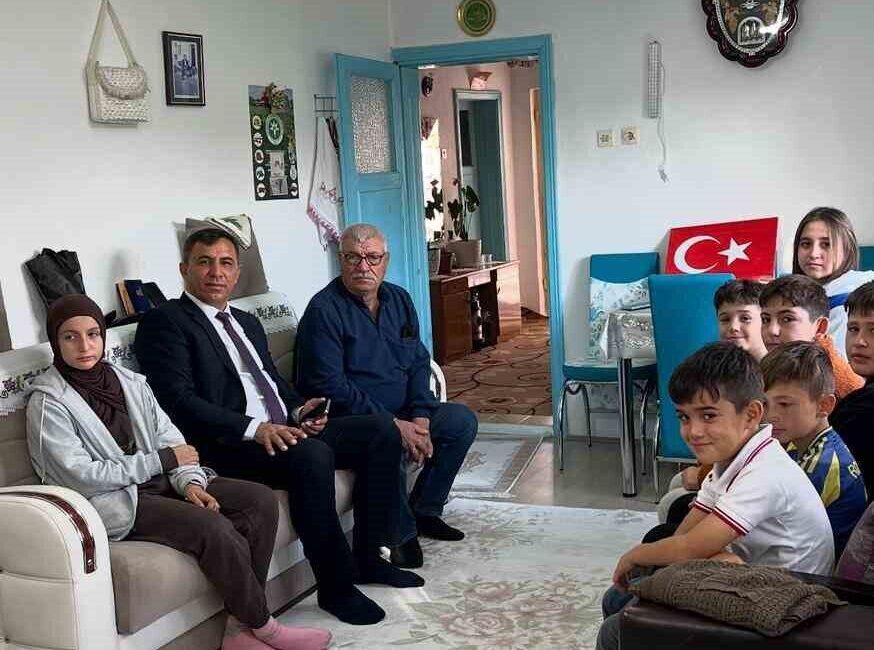 Hasan Basri Doğan’a Öğrencilerinden Anlamlı Ziyaret ve Türk Bayrağı Resmi Takdimi Eskişehir Beylikova'da Gençlik ve Spor İlçe Müdürlüğü, emekli öğretmen Hasan