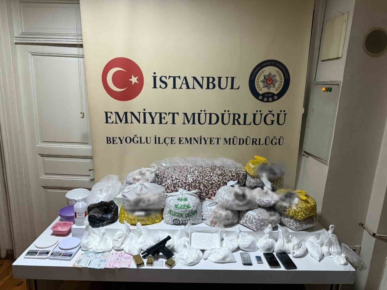 Beyoğlu ve Kağıthane’de Uyuşturucu Operasyonu: İki Kadın Gözaltına Alındı, Çok Miktarda Sentetik Madde Ele Geçirildi İstanbul'un Beyoğlu ve Kağıthane ilçelerinde yapılan operasyonla, 20 yaşındaki S.D.