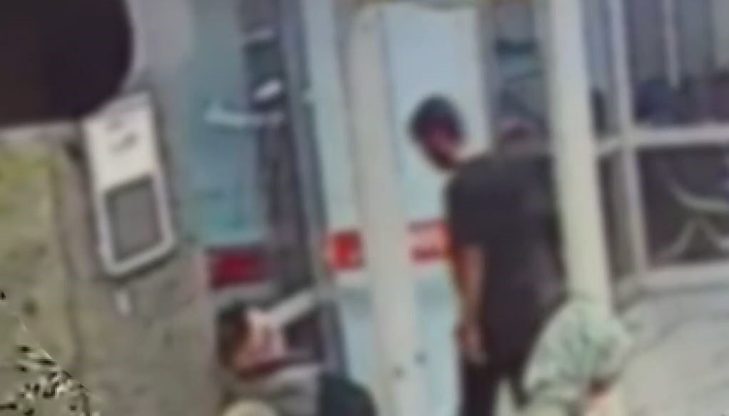 İstanbul Beyoğlu'nda bir hastanede uyuyan A.Ö.'nün cep telefonunu çalan 20