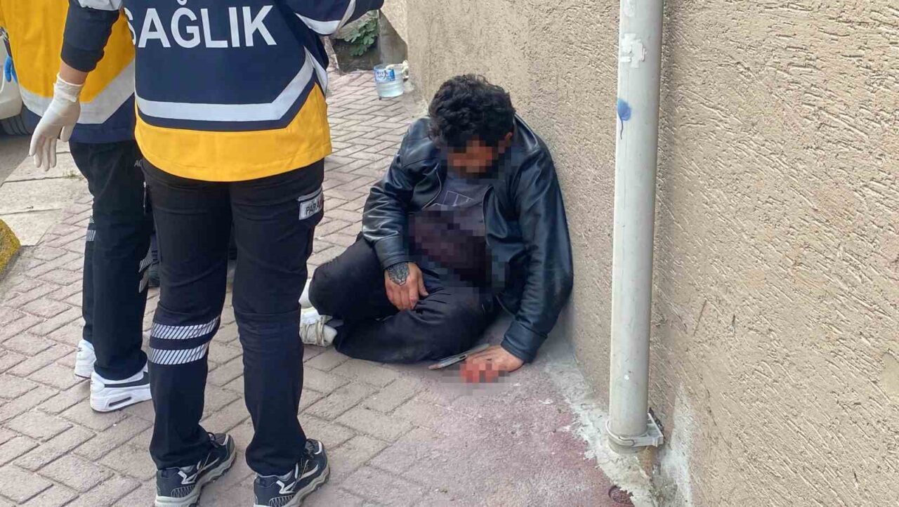 Eskişehir'in Tepebaşı ilçesinde A.Ç. (43), karnından bıçak darbesi alarak 112'yi