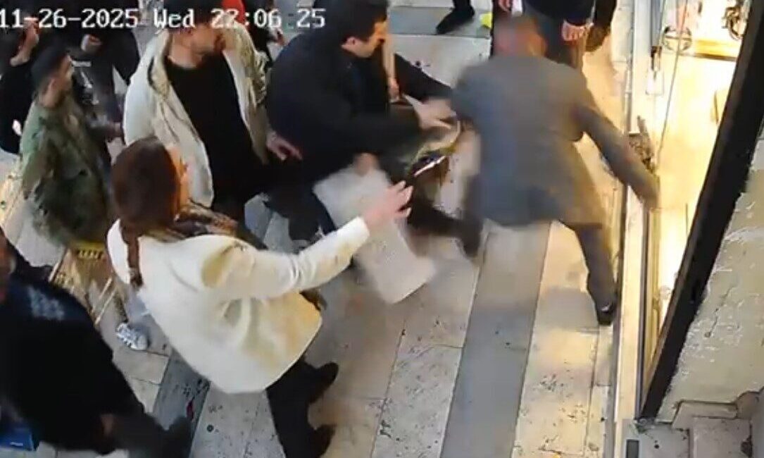 Gümüşhane'de O.K., boşanma aşamasındaki eşi N.K.'ye bıçakla saldırarak yaraladı. Olay