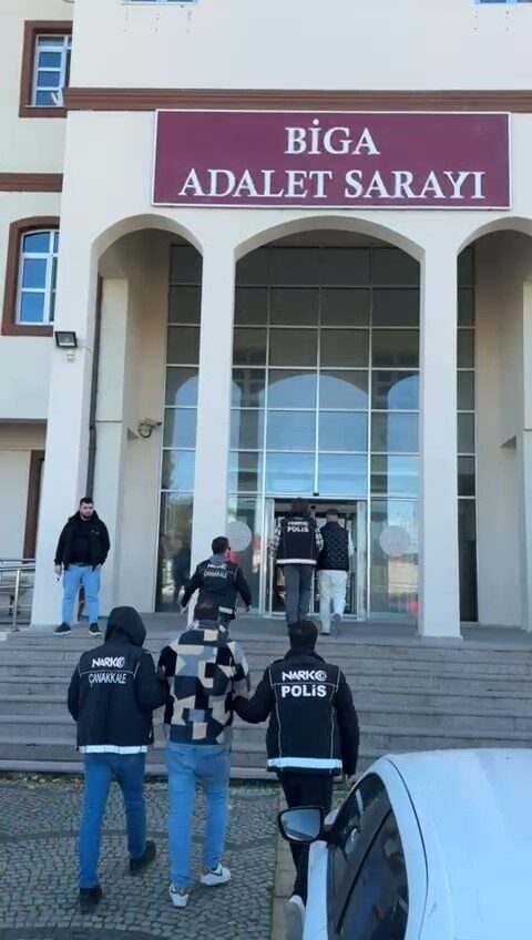 Çanakkale'nin Biga ilçesinde narkotik ekipleri, uyuşturucu ile mücadele kapsamında 2