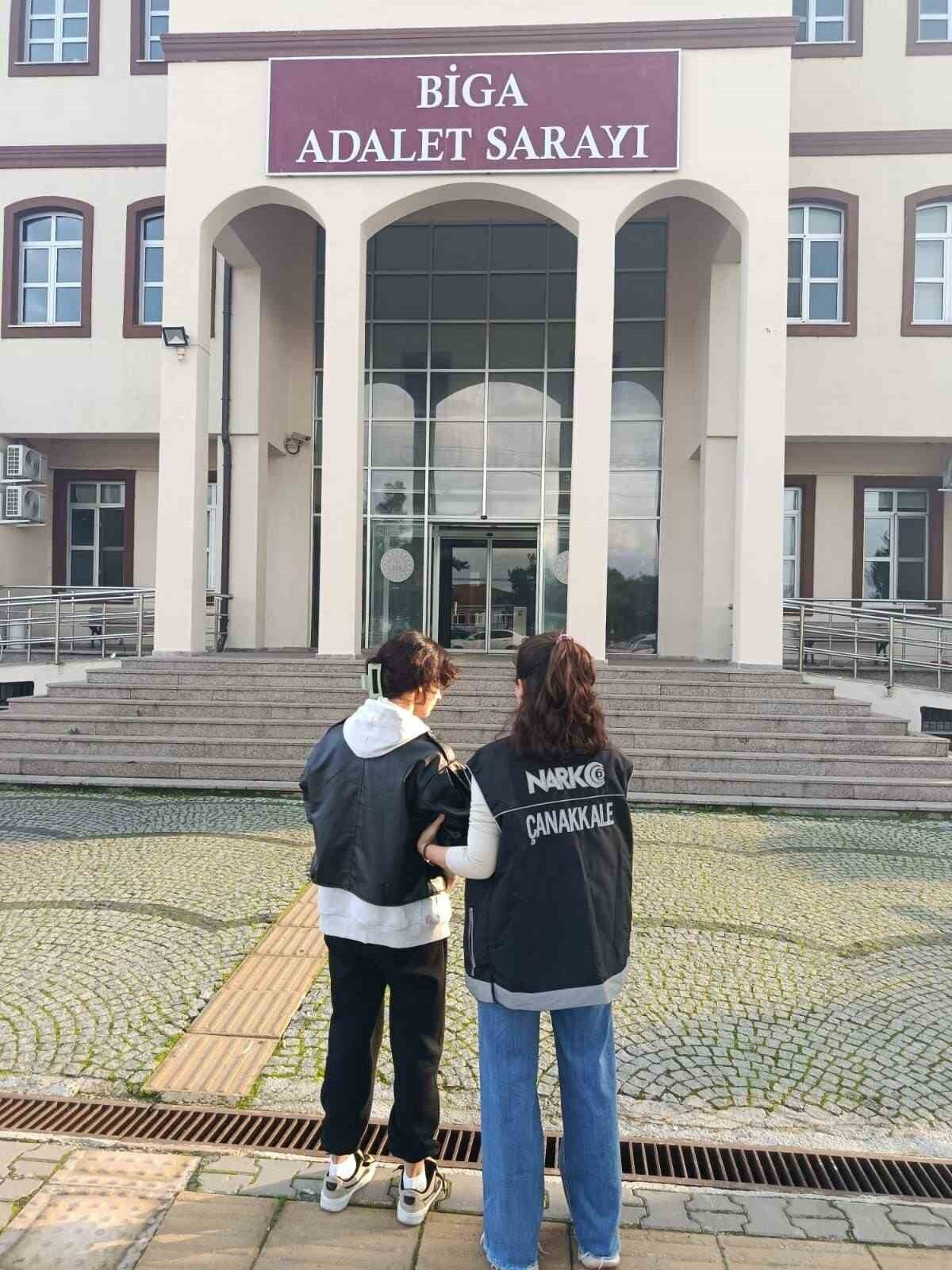 Çanakkale'nin Biga ilçesinde, polis ekipleri narkotik denetimleri sırasında bir şüphelinin