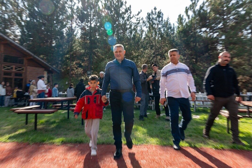 Bilecik İl Emniyet Müdürü Gökalp Şener, Bozüyük Çocuk Evleri'nde miniklerle