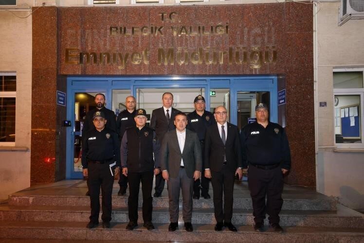 Bilecik Valisi Faik Oktay Sözer, Emniyet Müdürlüğü’ne ziyarette bulunarak güvenlik hizmetlerini değerlendirip personeli tebrik etti. Bilecik Valisi Faik Oktay Sözer, İl Emniyet Müdürlüğü’nü ziyaret ederek