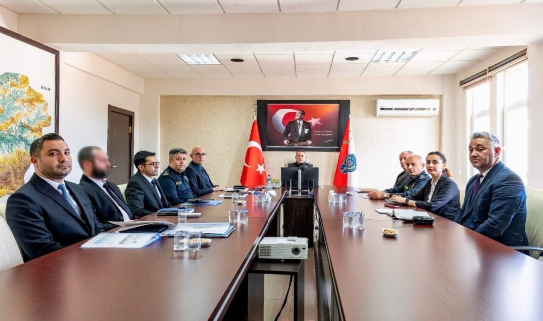 Bilecik Emniyet Müdürlüğü, Huzur ve Güvenlik Konusunda Genel Değerlendirme Toplantısı Düzenledi Bilecik’teki güvenlik durumu, İl Emniyet Müdürü Gökalp Şener'in liderliğinde düzenlenen