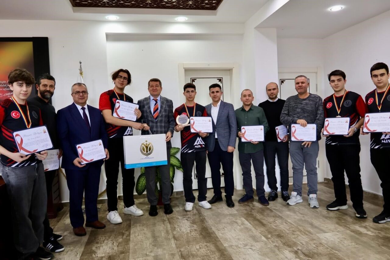 Bilecik İl Milli Eğitim Müdürü Serdal Şimşek, dünya üçüncülüğü kazanan