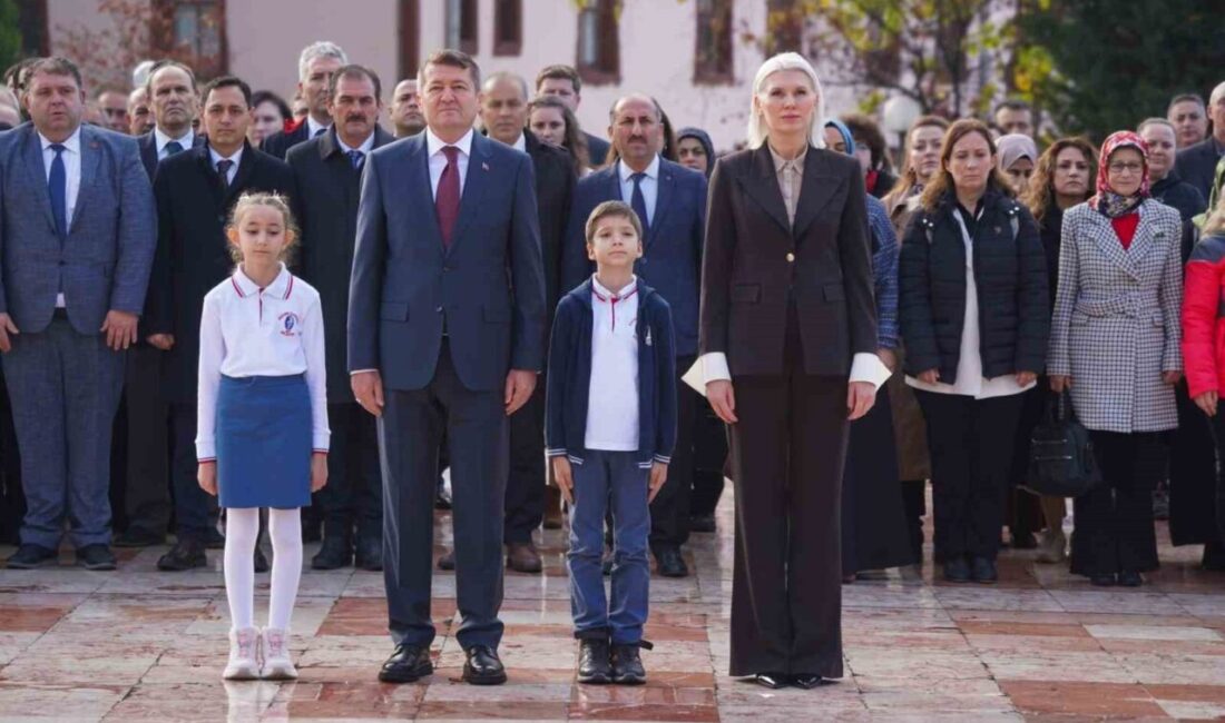 Bilecik'te 24 Kasım Öğretmenler Günü dolayısıyla Cumhuriyet Meydanı'nda düzenlenen törenle