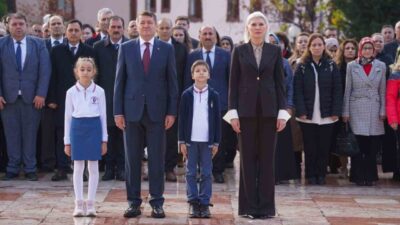 Bilecik'te 24 Kasım Öğretmenler Günü dolayısıyla Cumhuriyet Meydanı'nda düzenlenen törenle