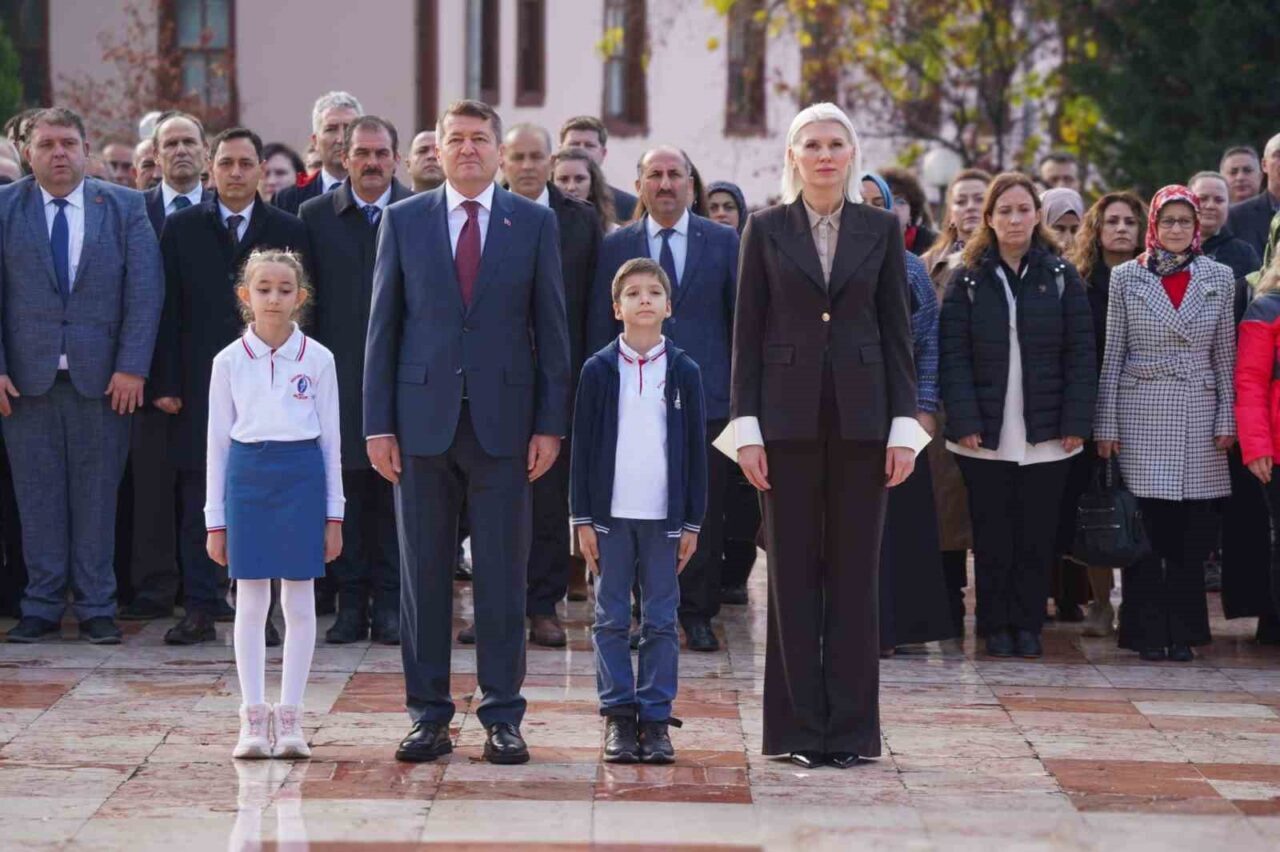 Bilecik’te Öğretmenler Günü, Cumhuriyet Meydanı’nda düzenlenen törenle kutlandı