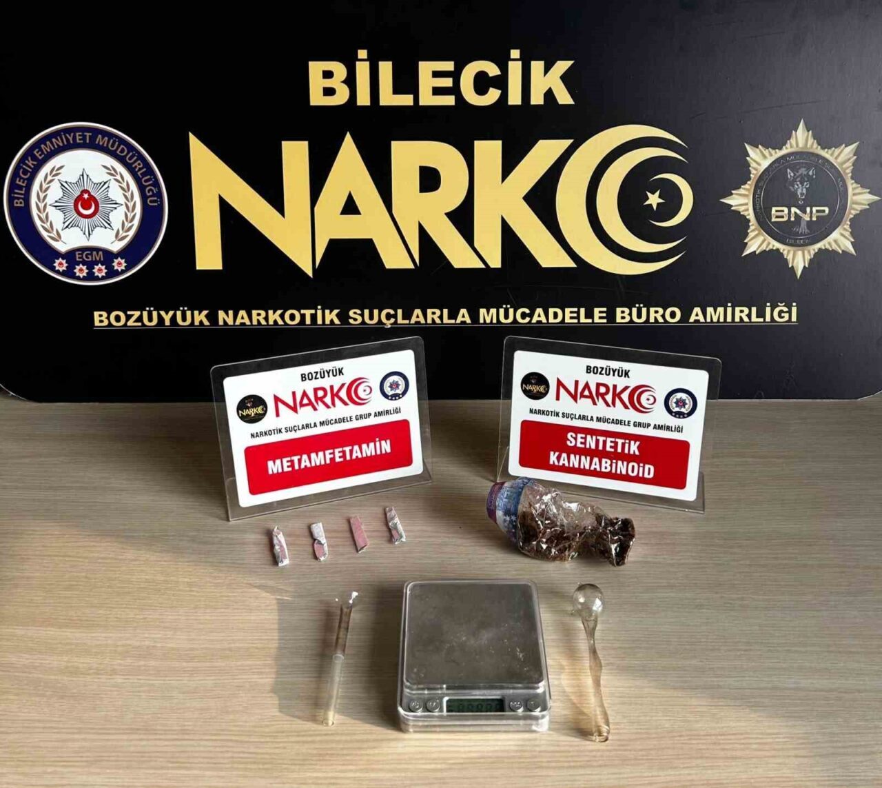 Bilecik’in Bozüyük ilçesinde narkotik ekiplerinin gerçekleştirdiği üç ayrı adrese yönelik