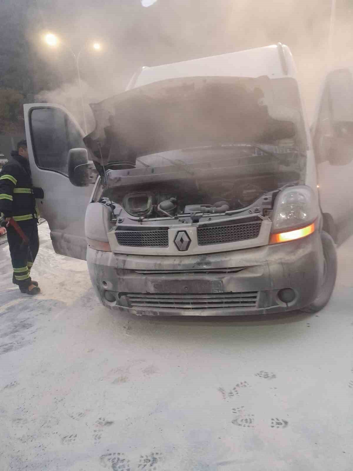 Bilecik-Bozüyük-Eskişehir karayolunda Ozan K.'nın kullandığı ticari aracın ön tekerleğinden duman