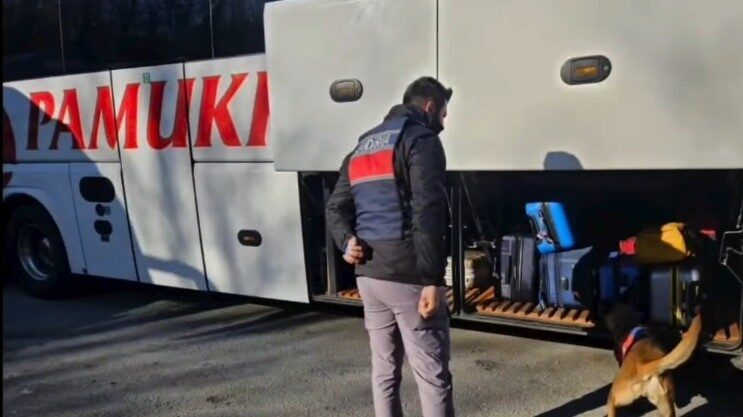 Bilecik’te Jandarma Eş Zamanlı Operasyon İle Aranan Şahısları Takip Etti Bilecik’te Jandarma, 115 personel ile 18 noktada eş zamanlı operasyon