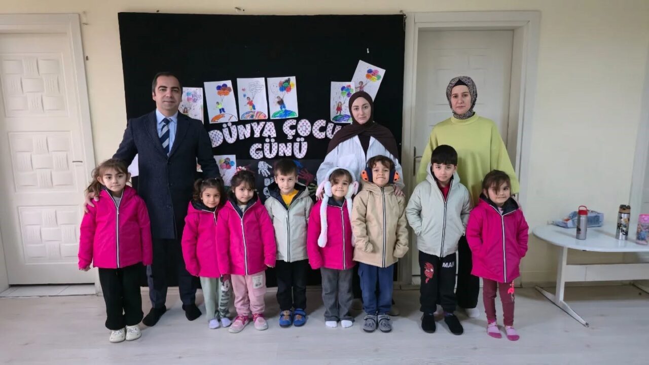 Bilecik'in Yenipazar ilçesinde, bir hayırseverin bağışladığı kışlık montlar ilkokul ve