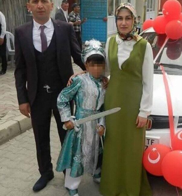 Bilecik’te kıskançlık nedeniyle eşini vuran adam intihar etti, olay anında bulunan çocukları şans eseri kurtuldu. Bilecik’in Söğüt ilçesinde Halil İbrahim Karlıdağ, eşinin boşanma isteğini öğrendikten