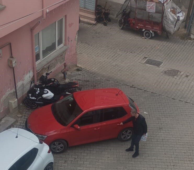 Bilecik'te Cumhuriyet Mahallesi'nde, 11 AAY 161 plakalı aracı gelişi güzel