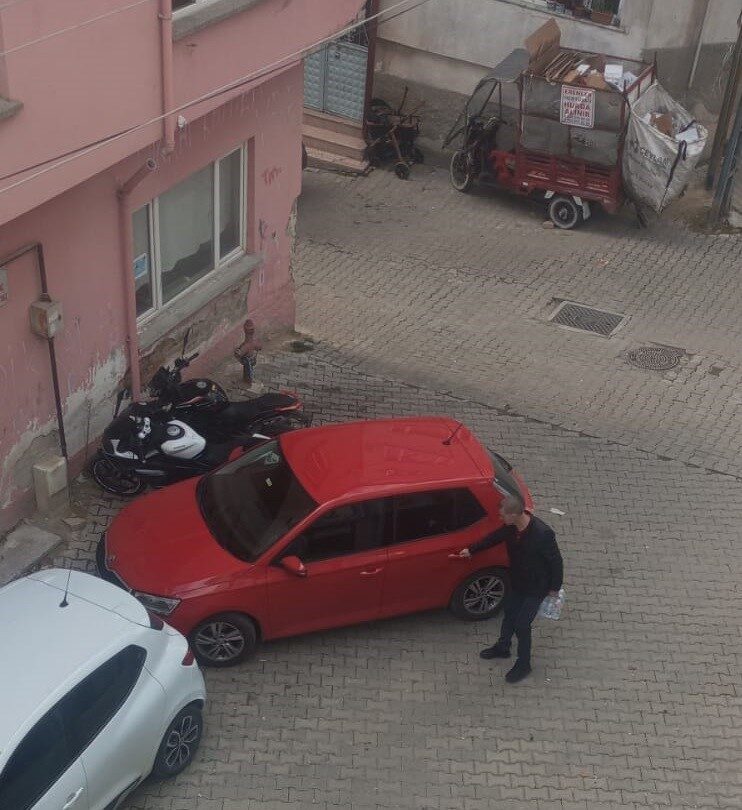 Bilecik'te Cumhuriyet Mahallesi'nde, 11 AAY 161 plakalı aracı gelişi güzel