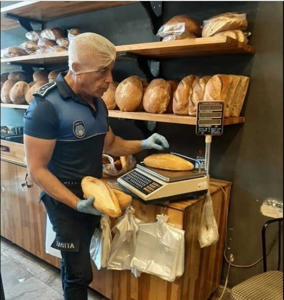 Bilecik’te ekmeğe yapılan zam ile fiyatlar 15 TL’ye yükseldi Bilecik'te 200 gram ekmeğin fiyatı 12,50 TL'den 15 TL'ye yükseldi.